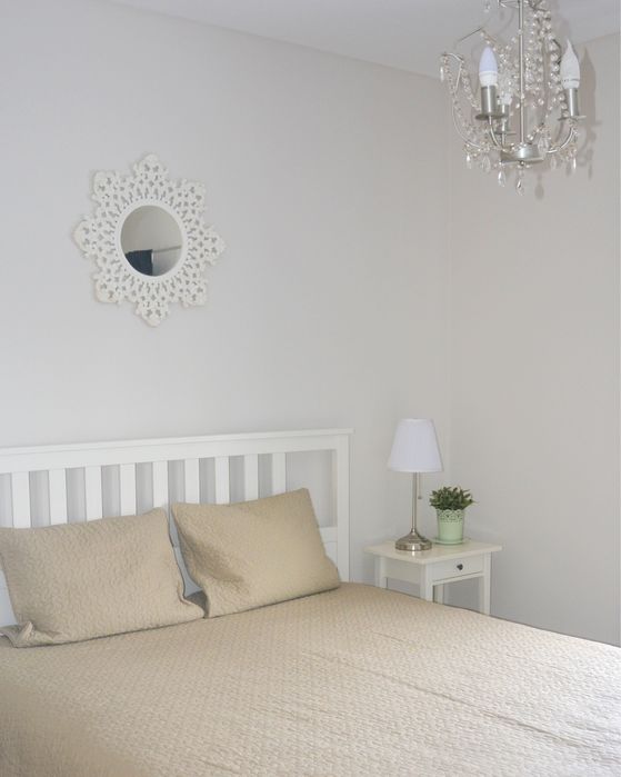 Cama casal, estrado, colchão e 2 mesas cabeceira