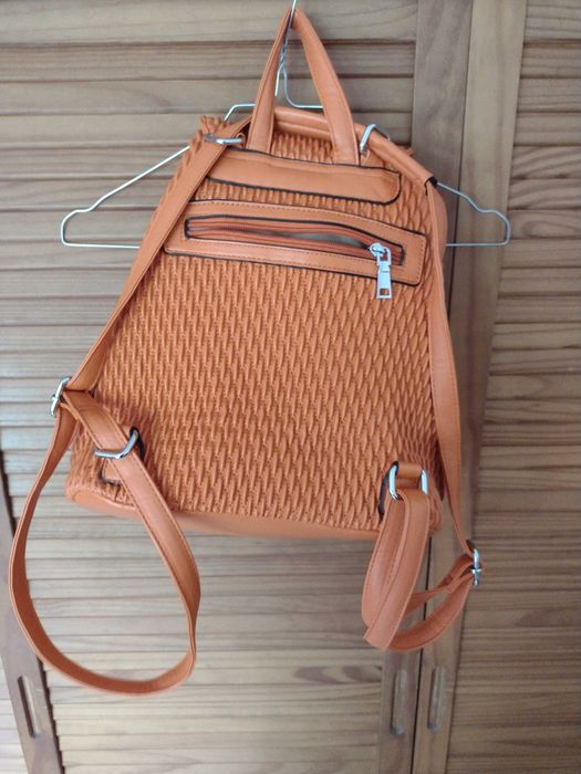 Mochila laranja nunca usado