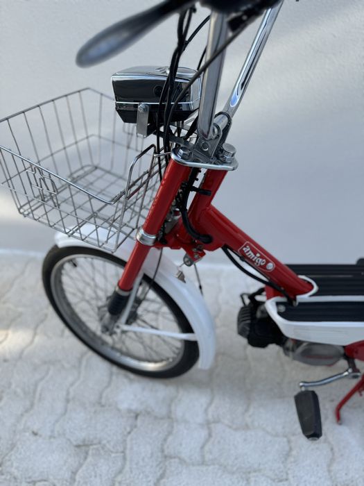 Honda Amigo PF50 Vermelha e outra Azul