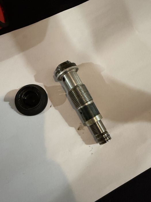 Гидравлический натяжитель цепи ГРМ на Mercedes-Benz W221