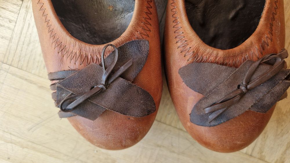 Karino buty czółenka na koturnie skóra naturalna