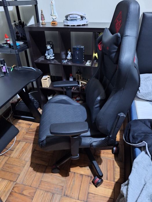 Vendo mesa e cadeira