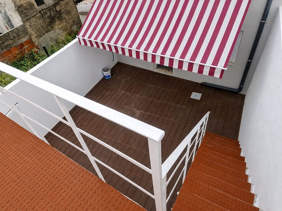 T1+1 com anexo, quintal e terraço, totalmente remodelado