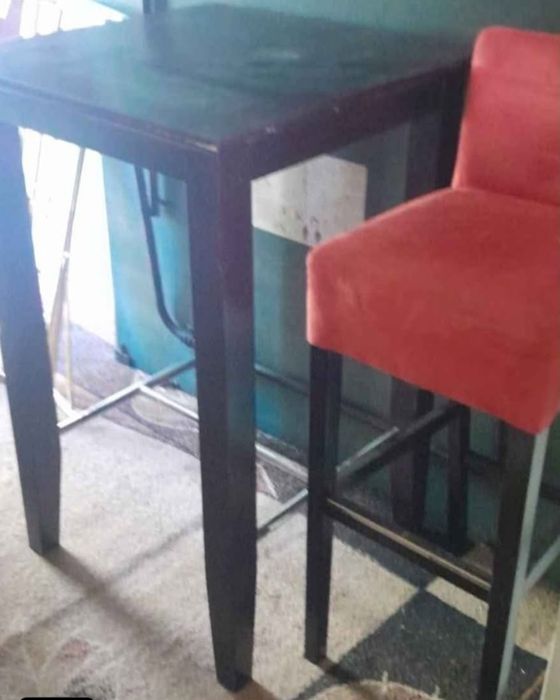 Stół barowy plus dwa hokery
