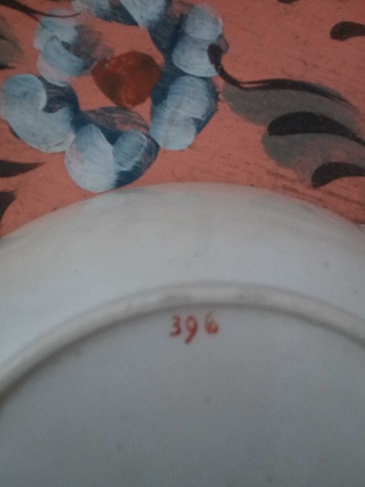 Pequeno prato decorativo com suporte