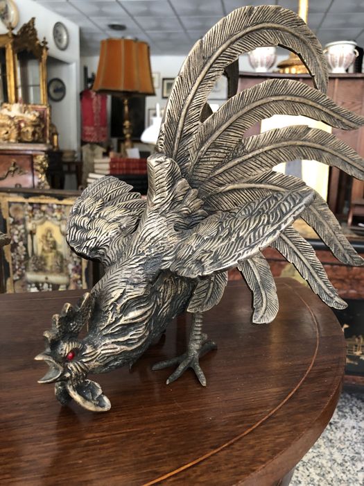 Galos em luta em metal