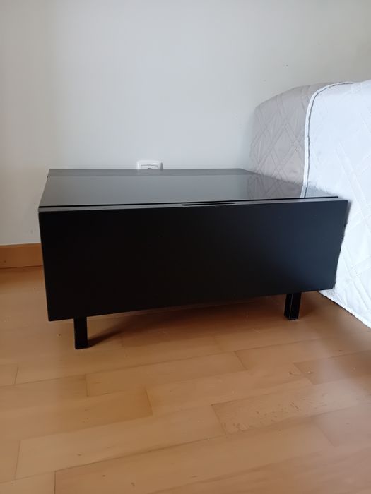 Mesas cabeceira baixas (2) em mogno preto  com tampo de vidro epés