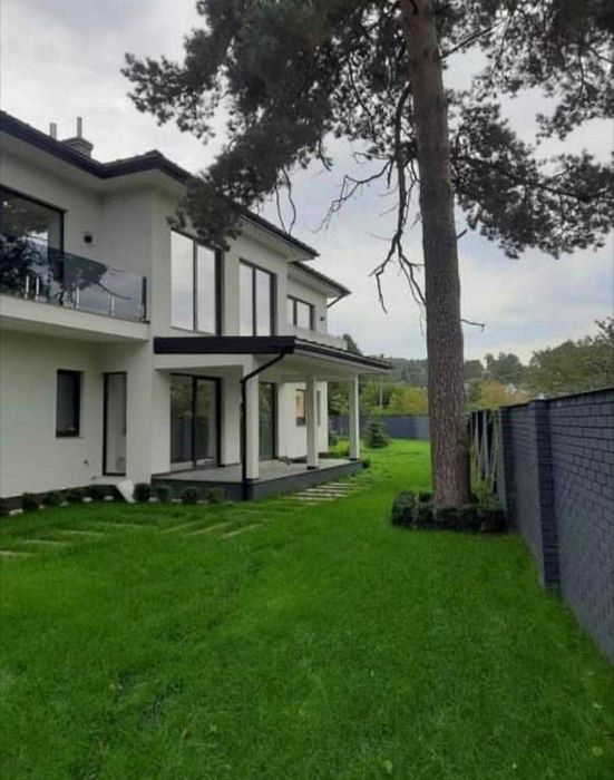 Продаж будинку, Брюховичі