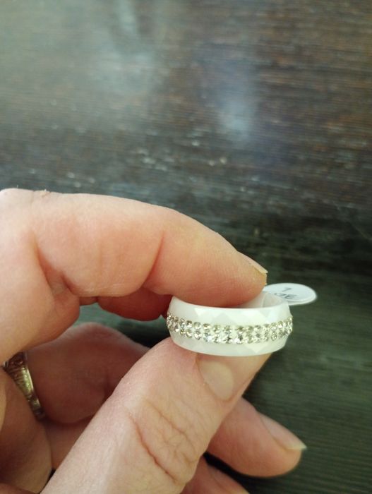 Керамічне колечко білого кольору з цирконієм