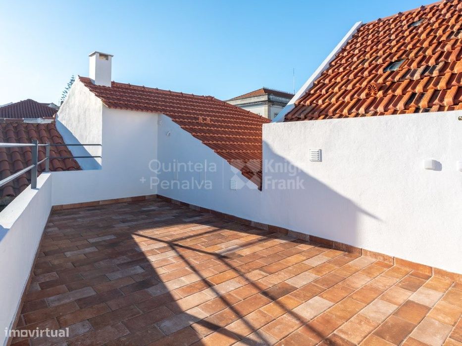 Moradia T3 renovada com varanda e terraço em Santiago do Cacém