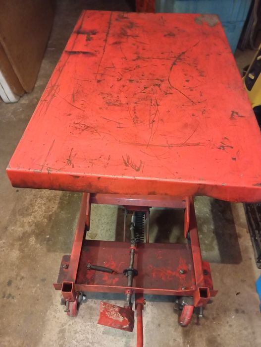 Mesa hidráulica com rodas