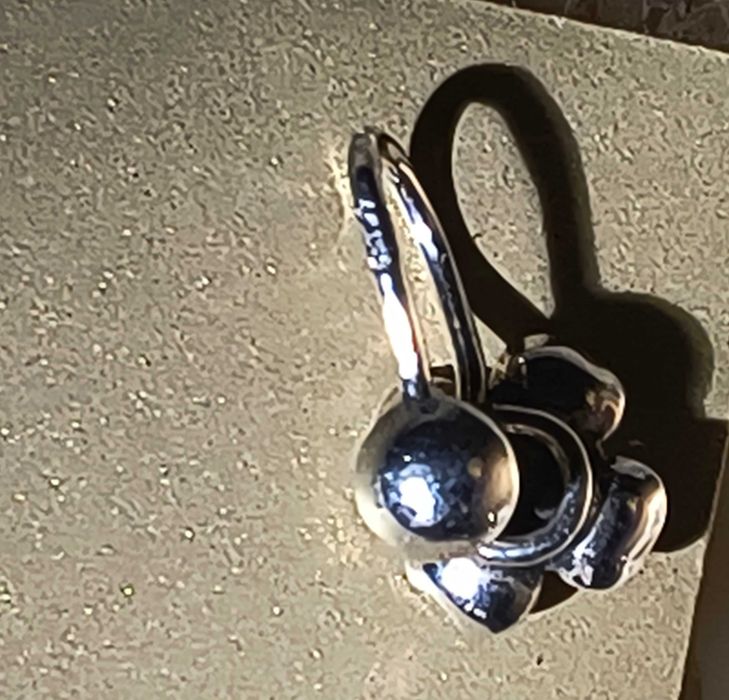 Srebrny kolczyk kwiat jabłoni śliczny wpinka