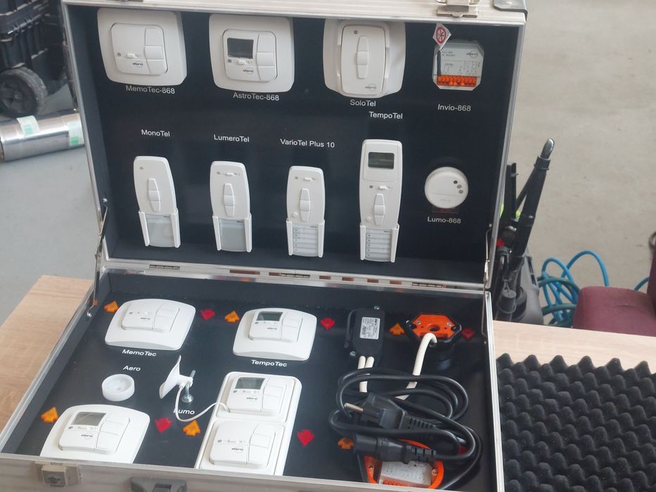 Elero skrzynka pokazowa Sterowniki sztuka po 120zl naścienne i piloty