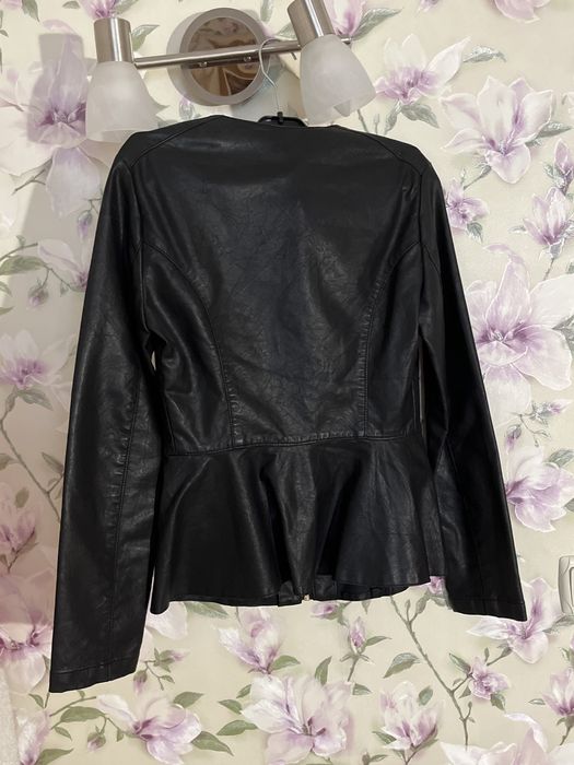 шкіряна жіноча чорна куртка