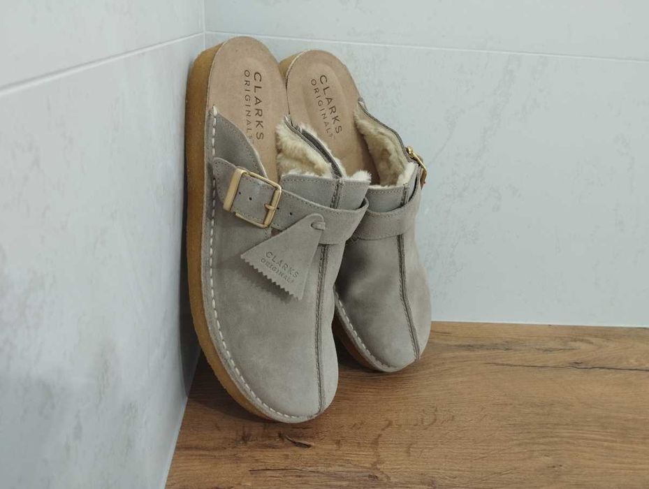 Beżowe zamszowe klapki Clarks Originals Trek Mule rozmiar 45