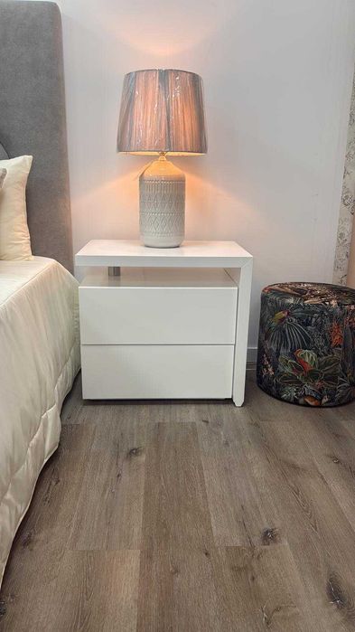 Conjunto de  2mesinhas de cabeceira  e 1 camiseiro alto NOVO