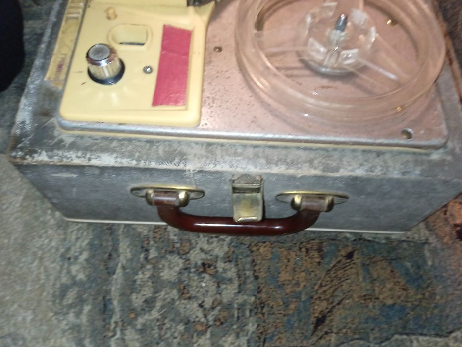 Продам магнітофон айдас