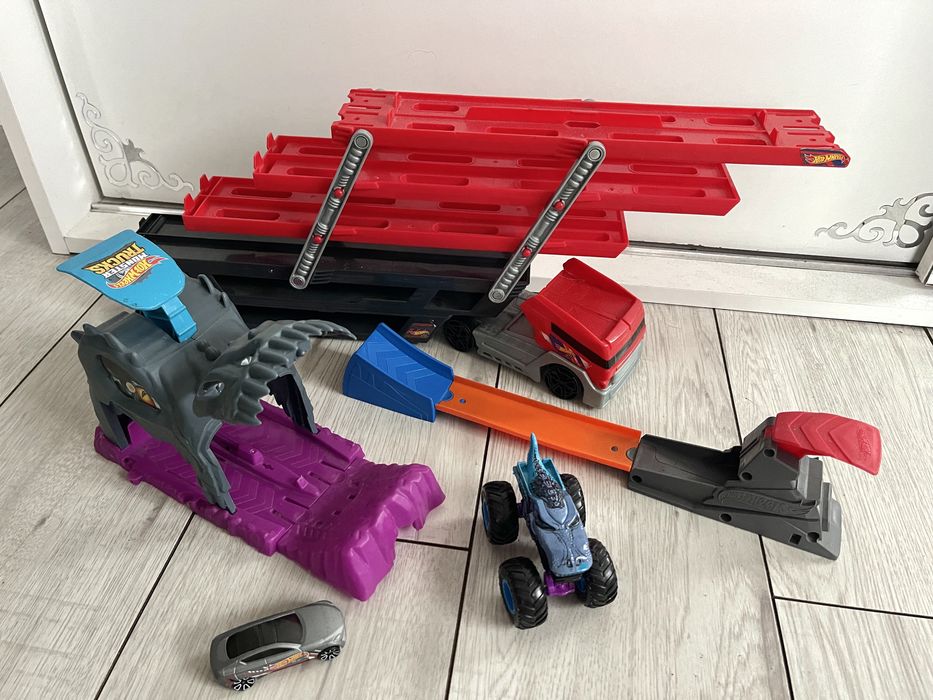 Zestaw  aut hot wheels ciezarowka laweta