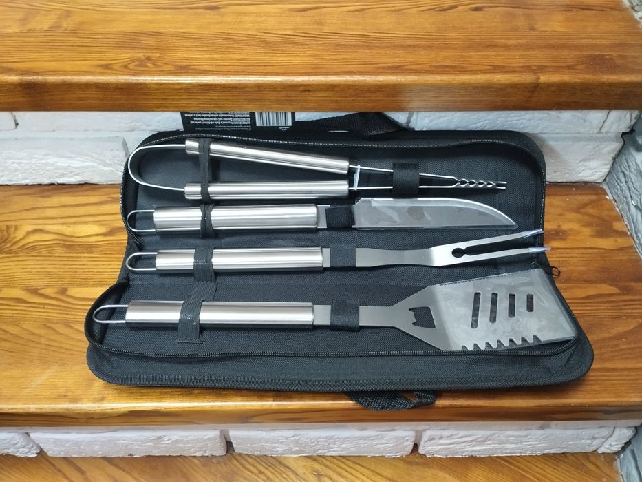 Zestaw Barbecue. Akcesoria do grillowania.