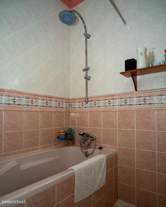 Moradia Bifamiliar Duplex com Garagem, e Quintal Privado em  Foz Côa
