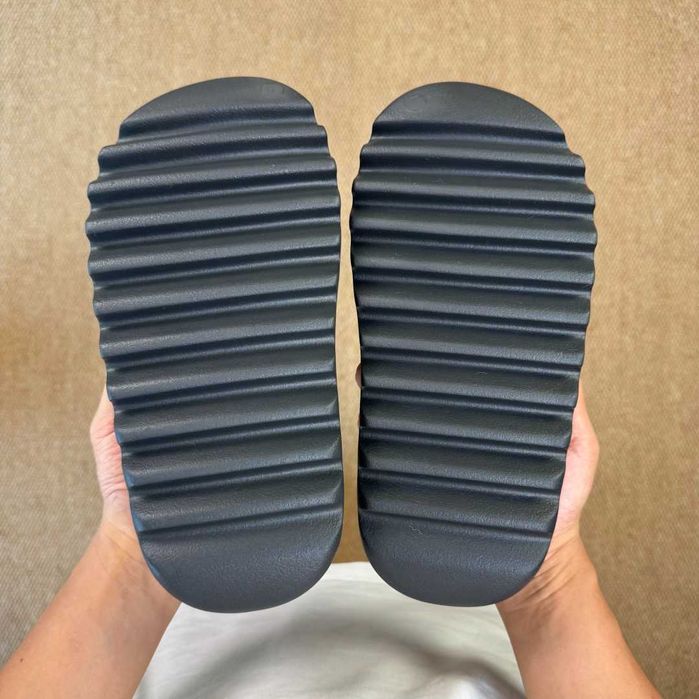 Czarne kapcie Adidas Yeezy 43