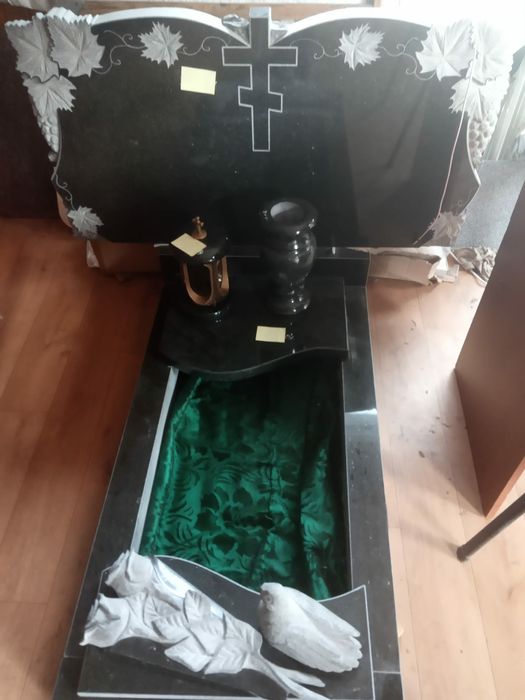 Пам'ятники, граніт, Полтава.