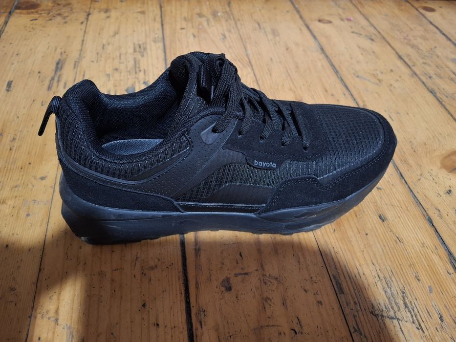 Кросівки чоловічі