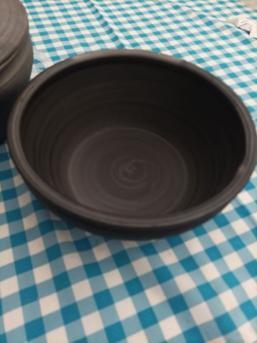 Tachos novos de barro preto