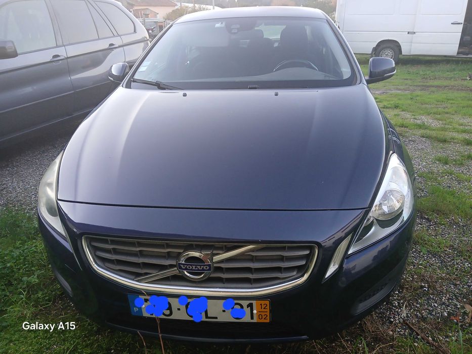 Vendo VOLVO S60, em otimas condições,  estofos e assentos em bom estado, pneus novos.  Carro confortável,  muito seguro com design muito agradável