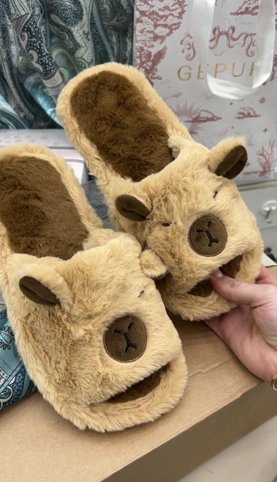 Капібари. Капці з капібарою. Тапки капібари. Шльопанці коричневі