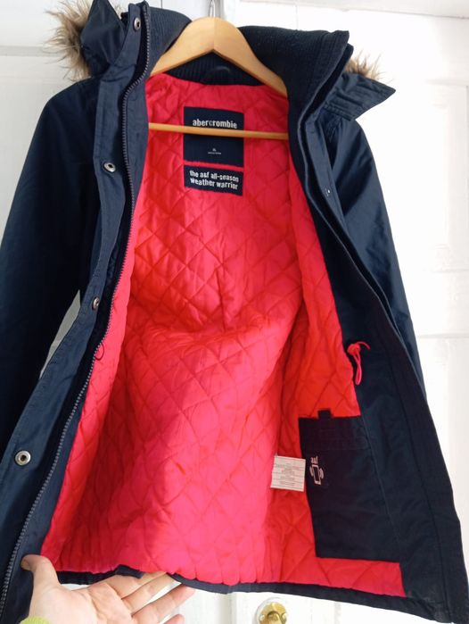 Super kurtka damska parka jest kultowej marki Abercrombie & Fitch.  S. M