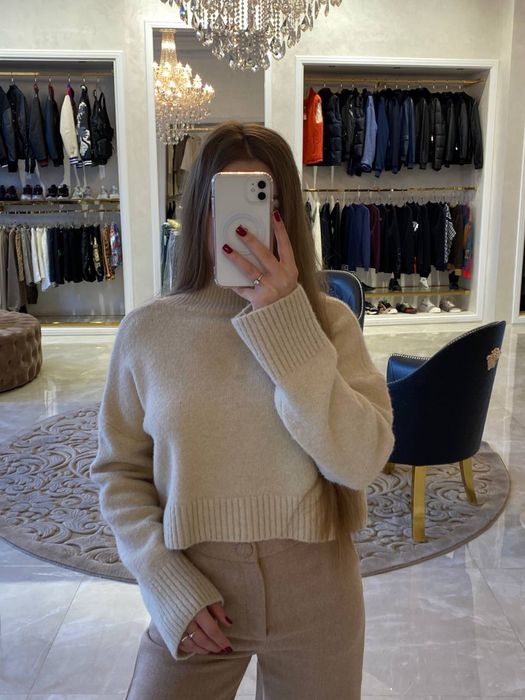 Бежевий светрик укорочений