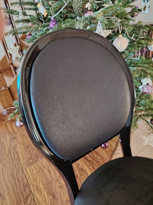 Krzesła obicie czarna  skóra naturalna  4+2