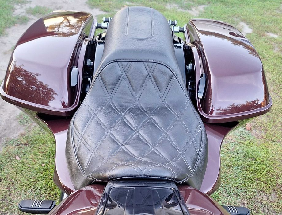 Piekny Harley Road King w stylu bagger