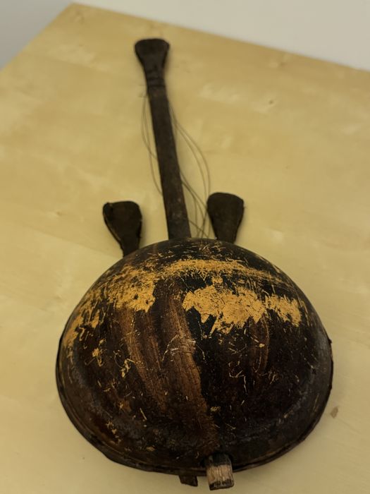 Instrumento Africano Antigo em Cabaça e Madeira