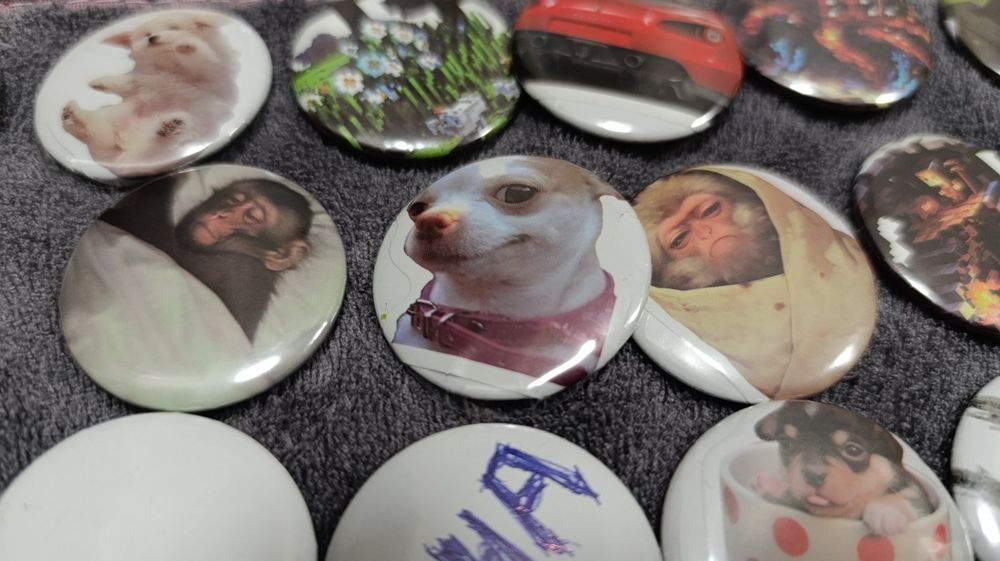 Делаем значки под заказ.