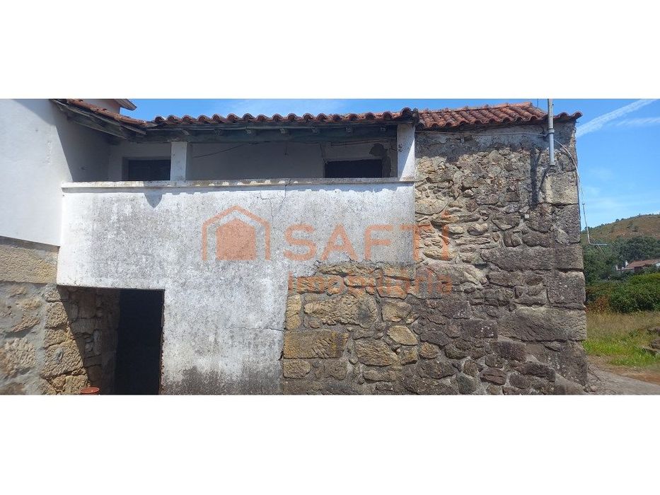 Casa antiga em pedra para restauro