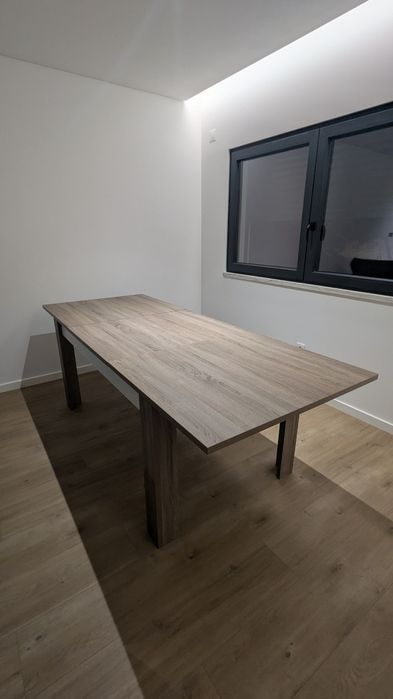 Mesa de jantar extensível, em madeira