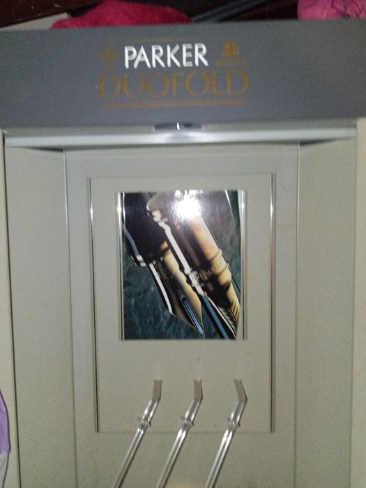 Expositor canetas Parker não sei se funciona a luz