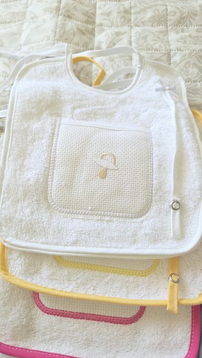 Conjunto 12 babetes com bolso e fita porta-chupeta + 1 fralda de algodão. NOVO.

25,00 €