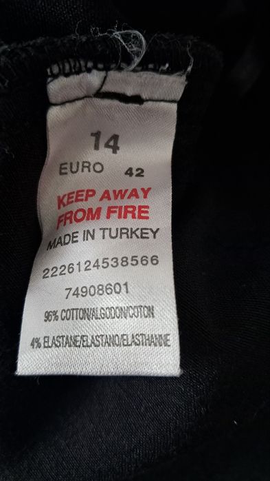 Czarna spódnica wykończona metalowymi kuleczkami