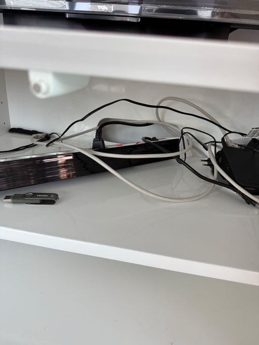 Móvel TV Interdesign – Lacado Branco e Aço Inox