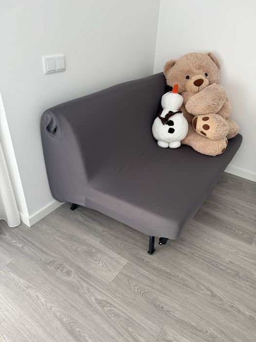 Sofá cama Ikea com capa branca, capa cinzenta e colchão.