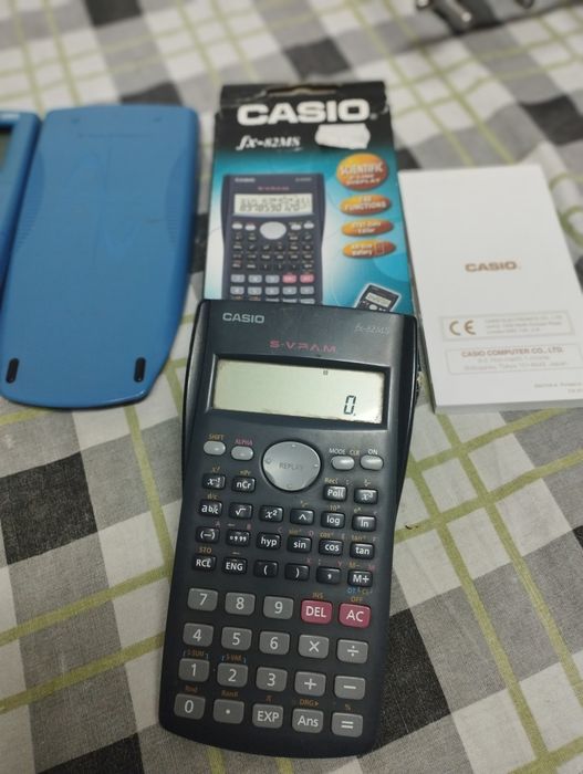 Calculadora Gráfica Texas Instruments Ti-82 STATS + CASIO científica
