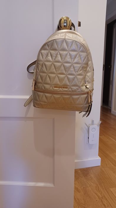 Mochila dourada michael kors