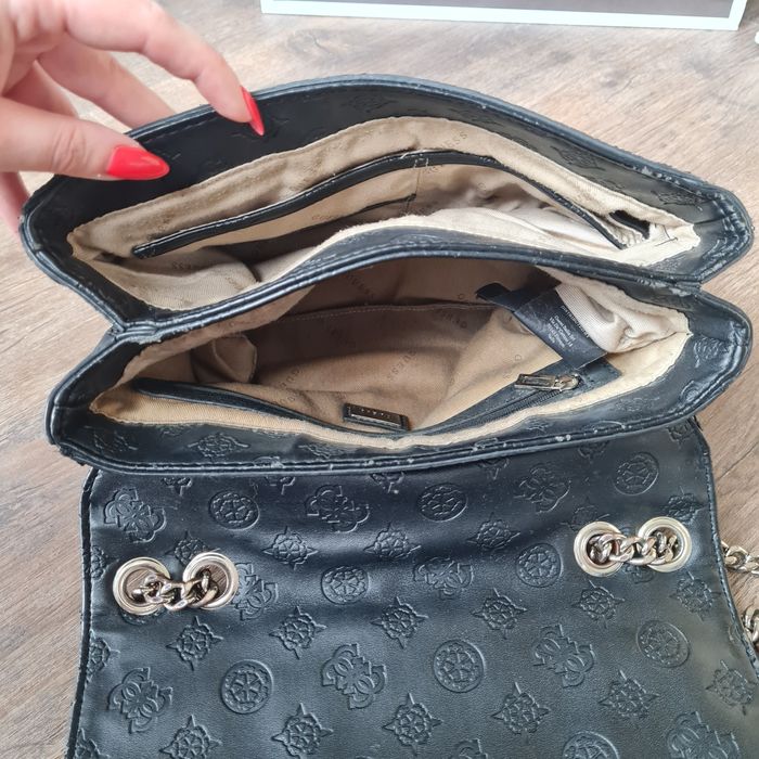 Guess torebka na ramię można regulować czarna logo zniszczona