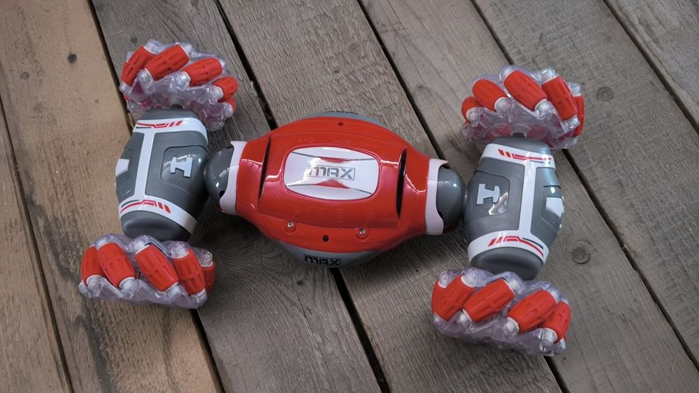 Іграшкова машинка на радіоуправлінні