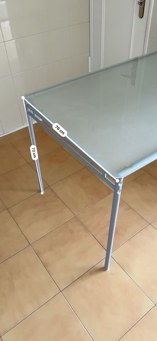 Mesa de cozinha com tampo em vidro