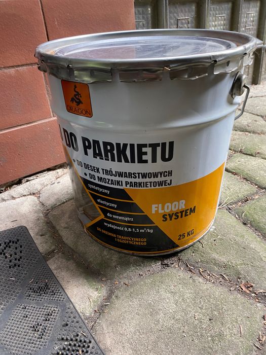 Sprzedam pół wiadra kleju do parkietu.