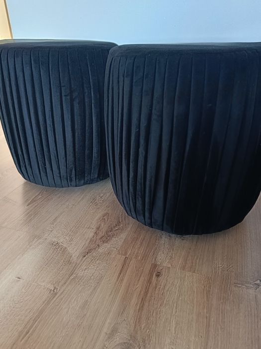 Czarne welurowe pufy